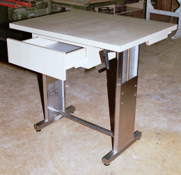 hoehenverstellbarer-Tisch